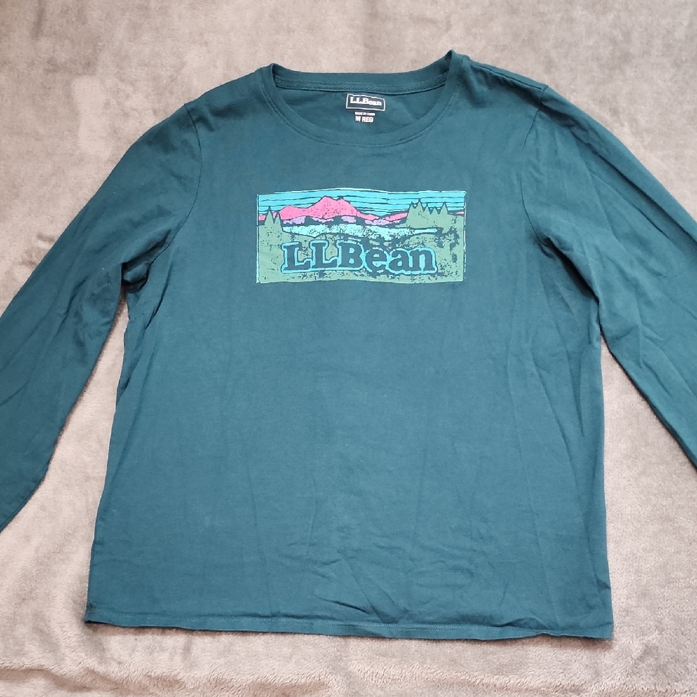 Vintage. L.L. Bean Teal Long Sleeve Shirt. Crew Neck Graphic Design. Size M